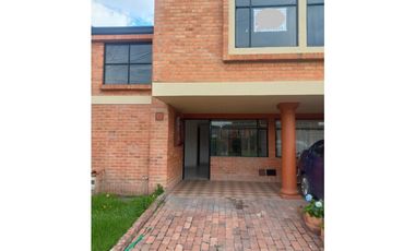 Rento casa en conjunto cerrado en chia de dos niveles.