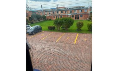 Rento casa en conjunto cerrado en chia de dos niveles.