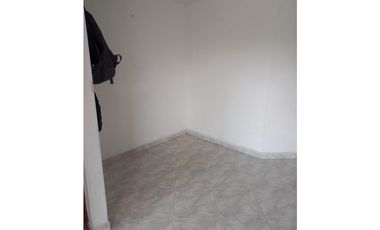 Rento casa en conjunto cerrado en chia de dos niveles.