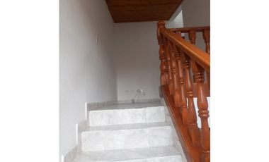 Rento casa en conjunto cerrado en chia de dos niveles.