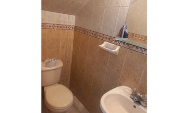 Rento casa en conjunto cerrado en chia de dos niveles.