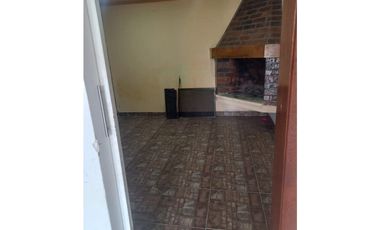 Rento casa en conjunto cerrado en chia de dos niveles.