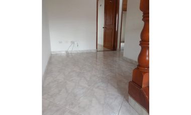 Rento casa en conjunto cerrado en chia de dos niveles.