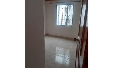 Rento casa en conjunto cerrado en chia de dos niveles.