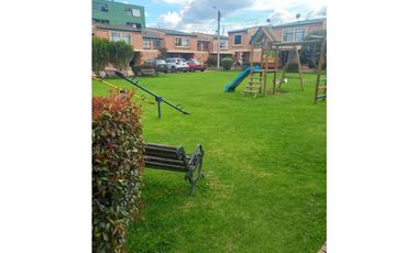 Rento casa en conjunto cerrado en chia de dos niveles.