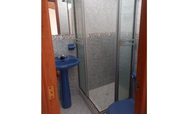 Rento casa en conjunto cerrado en chia de dos niveles.