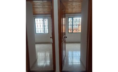 Rento casa en conjunto cerrado en chia de dos niveles.