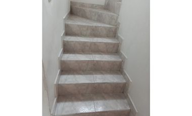 Rento casa en conjunto cerrado en chia de dos niveles.