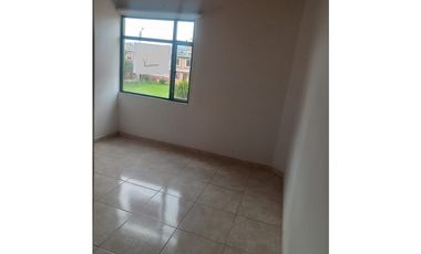 Rento casa en conjunto cerrado en chia de dos niveles.