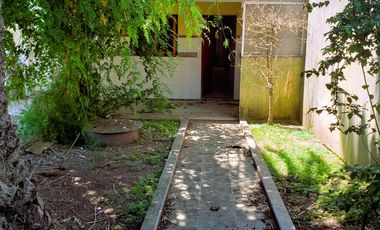 VENTA Triplex 4 ambientes con jardín, quincho cerrado y terraza