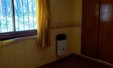 VENTA Triplex 4 ambientes con jardín, quincho cerrado y terraza