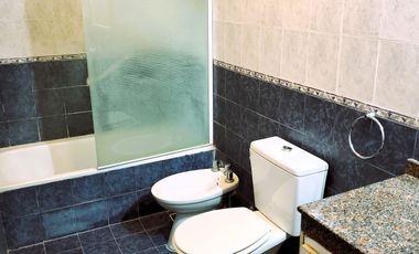 VENTA Triplex 4 ambientes con jardín, quincho cerrado y terraza