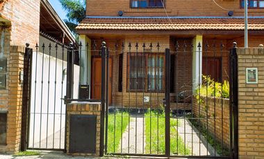VENTA Triplex 4 ambientes con jardín, quincho cerrado y terraza