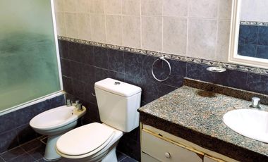 VENTA Triplex 4 ambientes con jardín, quincho cerrado y terraza