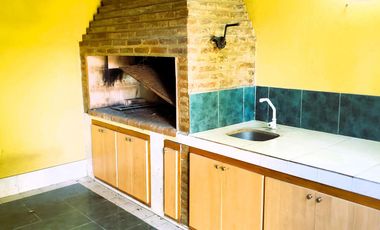 VENTA Triplex 4 ambientes con jardín, quincho cerrado y terraza