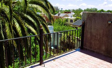 VENTA Triplex 4 ambientes con jardín, quincho cerrado y terraza
