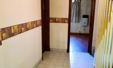 VENTA Triplex 4 ambientes con jardín, quincho cerrado y terraza