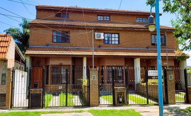 VENTA Triplex 4 ambientes con jardín, quincho cerrado y terraza