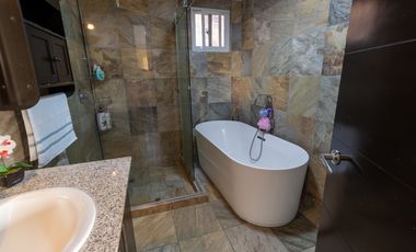 Se vende casa unifamiliar con patio, Limajos Tumba Muerto