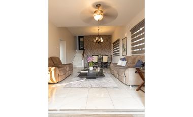 Se vende casa unifamiliar con patio, Limajos Tumba Muerto