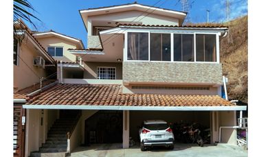 Se vende casa unifamiliar con patio, Limajos Tumba Muerto