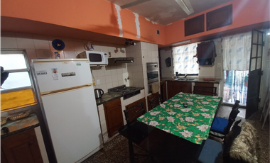 CASA CON DEPTO calle Fitz Roy