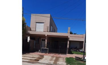 CASA + DOS DEPARTAMENTOS