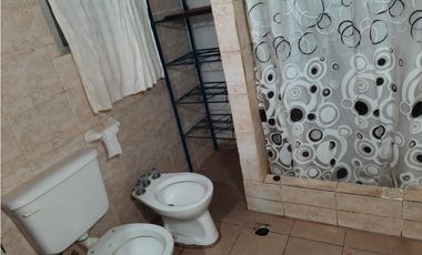 CASA + DOS DEPARTAMENTOS