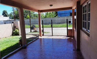 CASA + DOS DEPARTAMENTOS