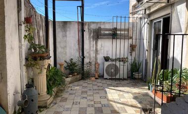 Casa PH en venta en Bernal Oeste