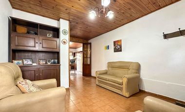 Casa 3 amb con garage, patio y quincho. Zona San Juan.