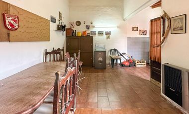 Casa 3 amb con garage, patio y quincho. Zona San Juan.