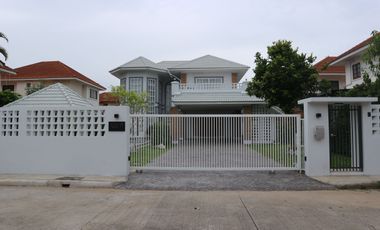Luxury Modern 4 Bedrooms Pool Villa Fully Furnished in Chiangmai