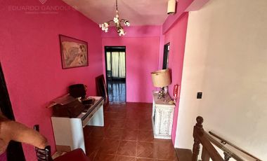 Excelente inmueble de 5 dormitorios    4 baños    6 cocheras    quincho c/dependencias