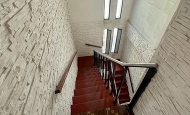 Excelente inmueble de 5 dormitorios    4 baños    6 cocheras    quincho c/dependencias