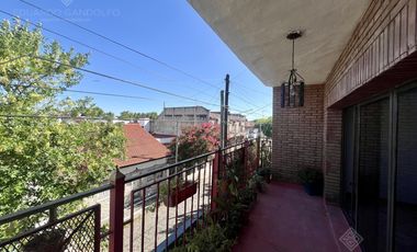 Excelente inmueble de 5 dormitorios    4 baños    6 cocheras    quincho c/dependencias