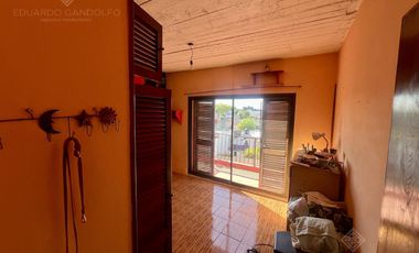 Excelente inmueble de 5 dormitorios    4 baños    6 cocheras    quincho c/dependencias