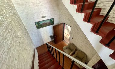 Excelente inmueble de 5 dormitorios    4 baños    6 cocheras    quincho c/dependencias