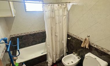Excelente inmueble de 5 dormitorios    4 baños    6 cocheras    quincho c/dependencias