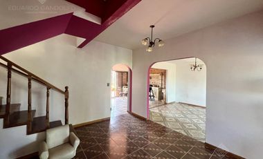 Excelente inmueble de 5 dormitorios    4 baños    6 cocheras    quincho c/dependencias