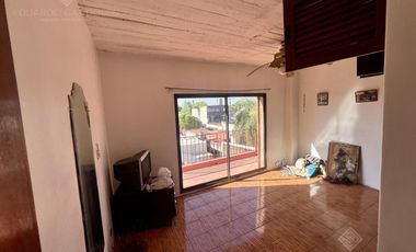 Excelente inmueble de 5 dormitorios    4 baños    6 cocheras    quincho c/dependencias