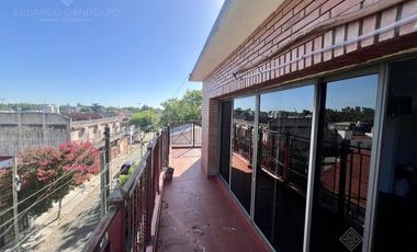 Excelente inmueble de 5 dormitorios    4 baños    6 cocheras    quincho c/dependencias