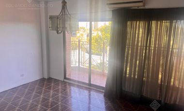 Excelente inmueble de 5 dormitorios    4 baños    6 cocheras    quincho c/dependencias