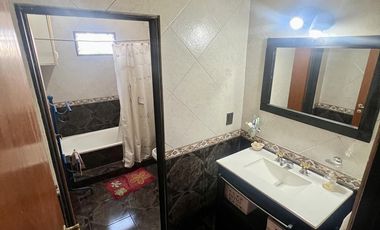 Excelente inmueble de 5 dormitorios    4 baños    6 cocheras    quincho c/dependencias