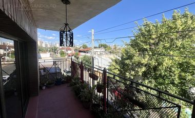Excelente inmueble de 5 dormitorios    4 baños    6 cocheras    quincho c/dependencias