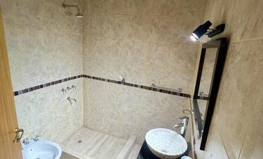 Excelente inmueble de 5 dormitorios    4 baños    6 cocheras    quincho c/dependencias