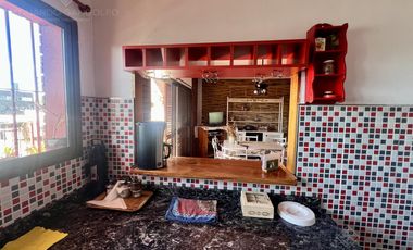 Excelente inmueble de 5 dormitorios    4 baños    6 cocheras    quincho c/dependencias