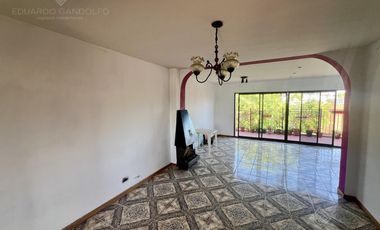 Excelente inmueble de 5 dormitorios    4 baños    6 cocheras    quincho c/dependencias