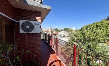 Excelente inmueble de 5 dormitorios    4 baños    6 cocheras    quincho c/dependencias