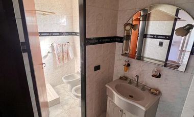 Excelente inmueble de 5 dormitorios    4 baños    6 cocheras    quincho c/dependencias